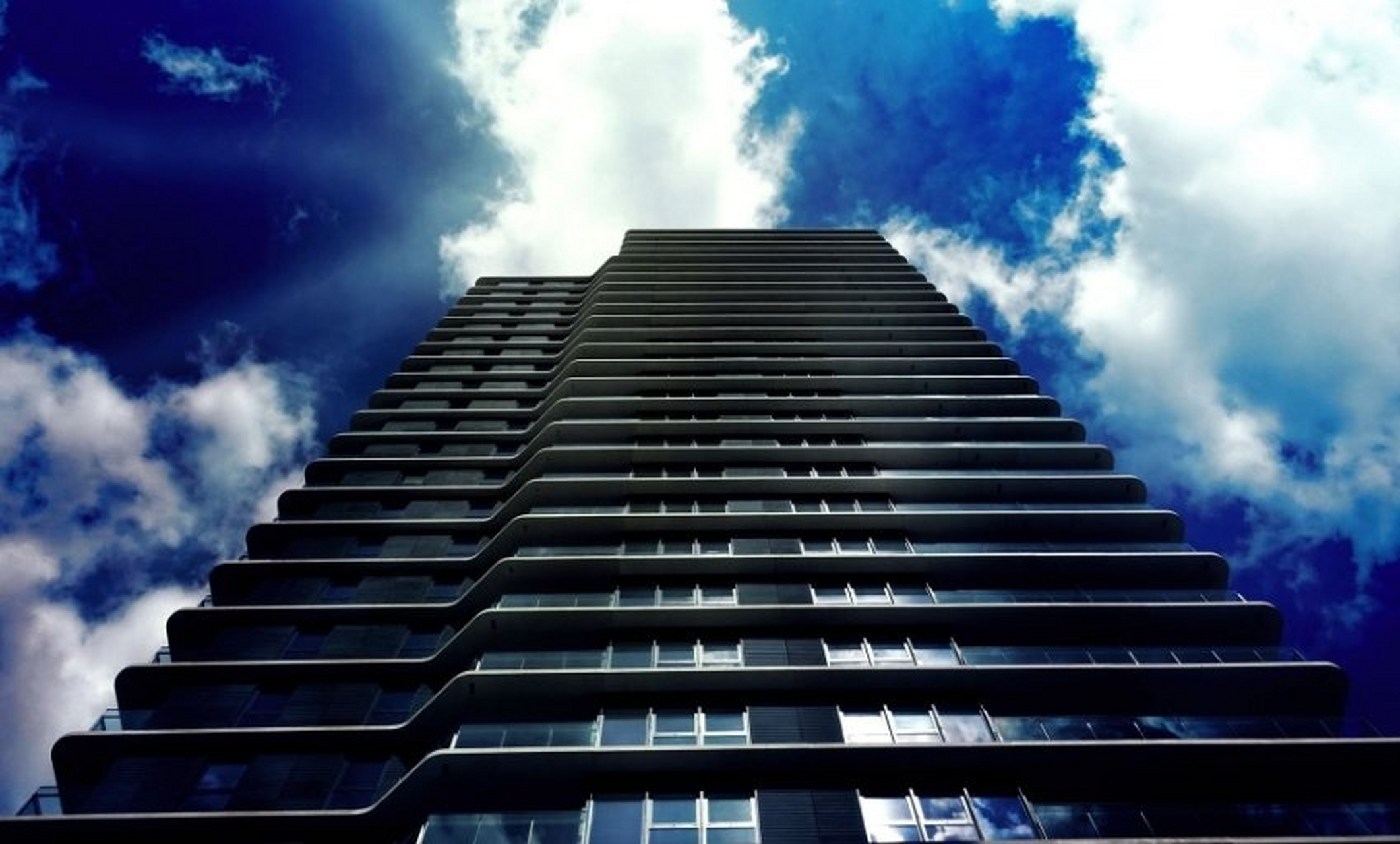 【记者周远征转型上市公司圣莱达董事长一个半月后闪辞】9月20日晚间