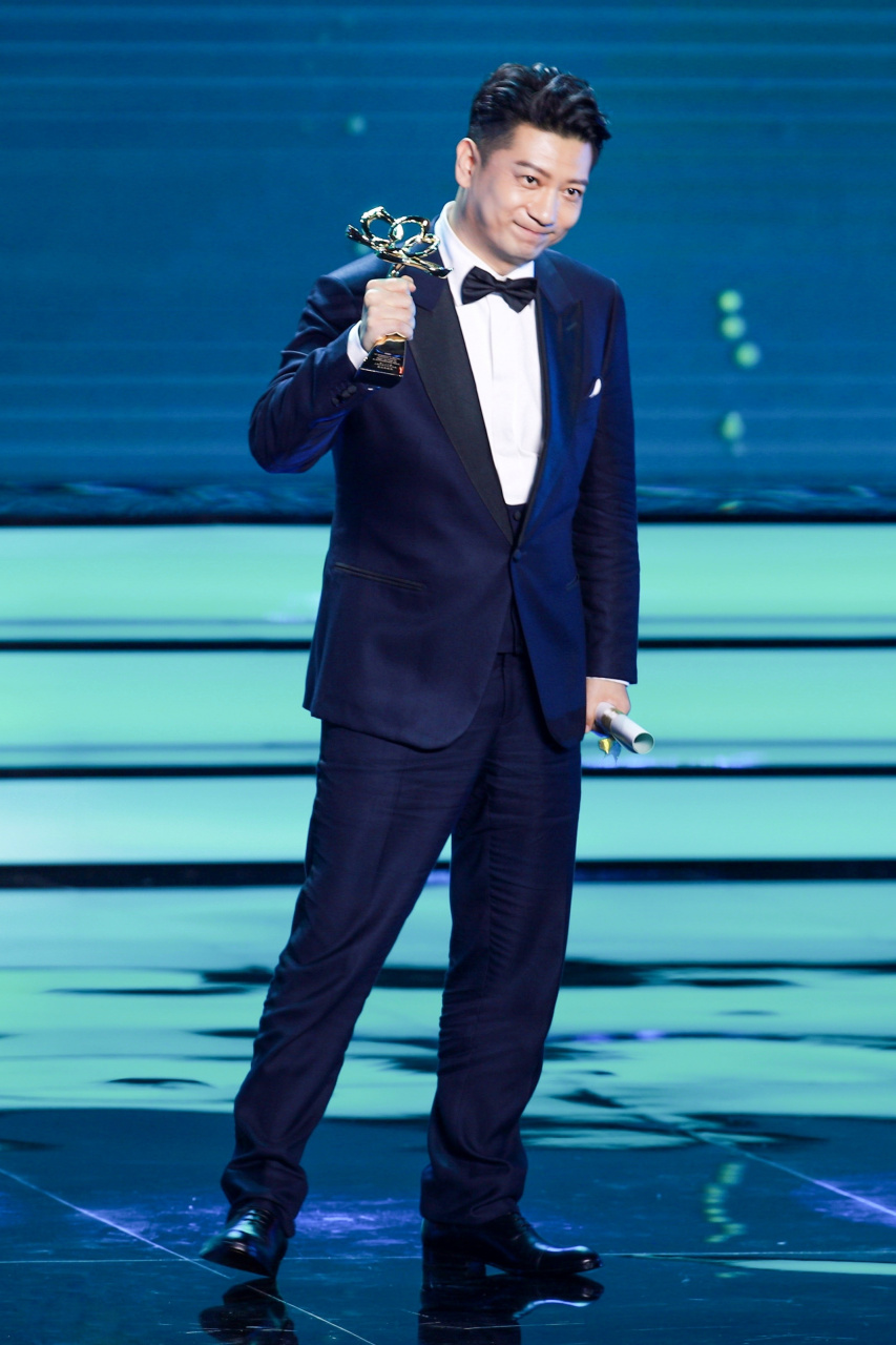 恭喜田雨获白玉兰最佳男配角 演员田雨 在第26届白玉兰颁奖典礼上身着