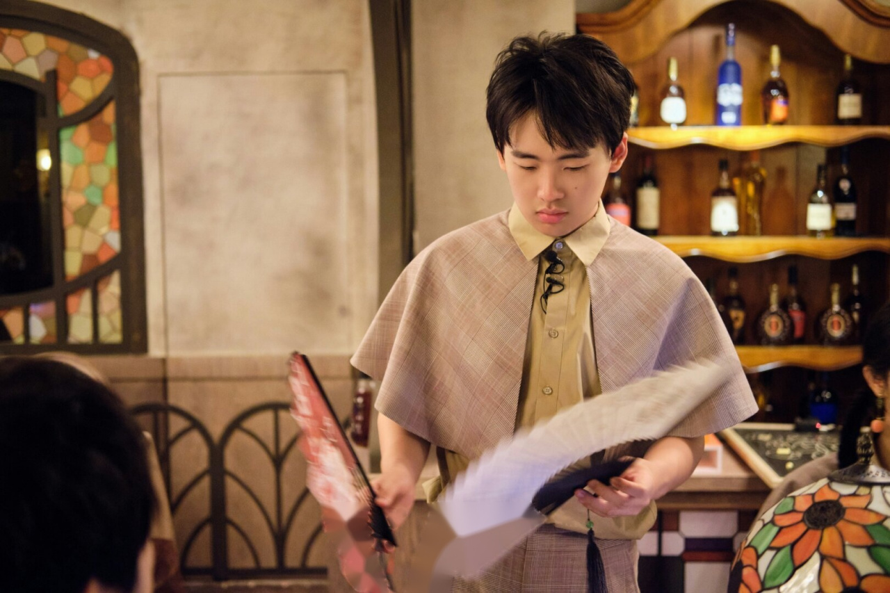 《密室大逃脱》高清剧照之@郭麒麟 郭麒麟卡其色格子斗篷上身,瞬间