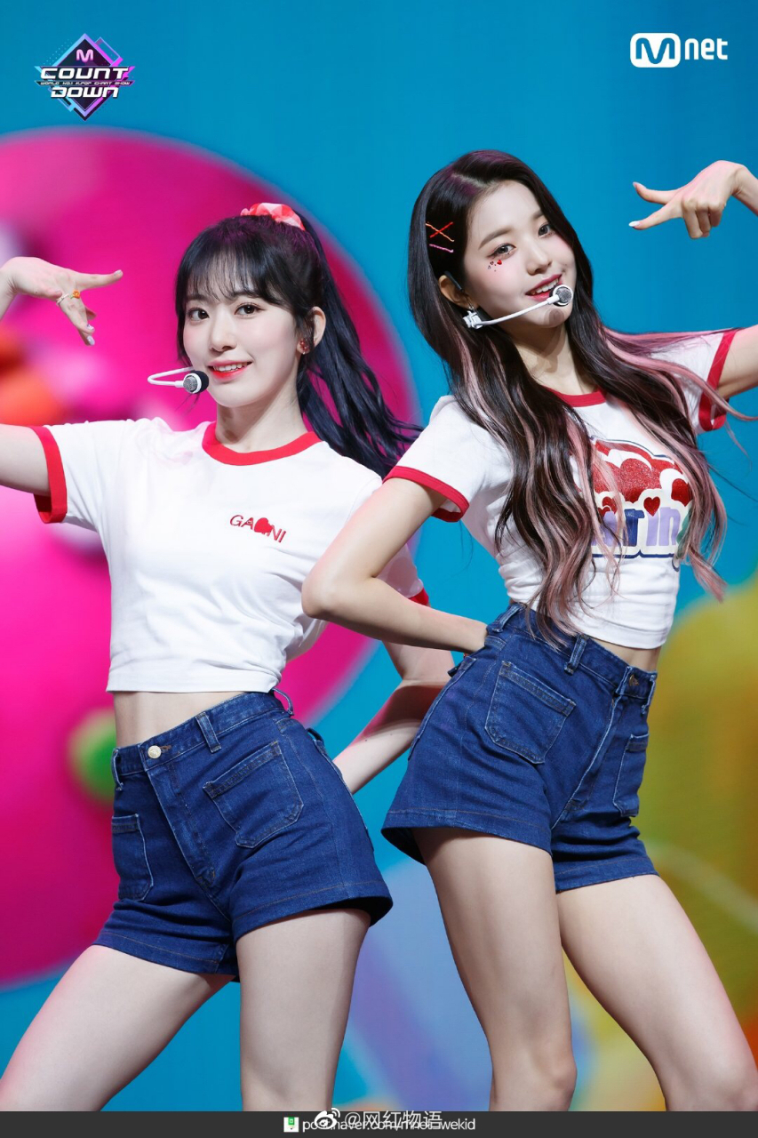 张元英和小樱花舞台同框图,你们觉得谁更亮眼?[思考]