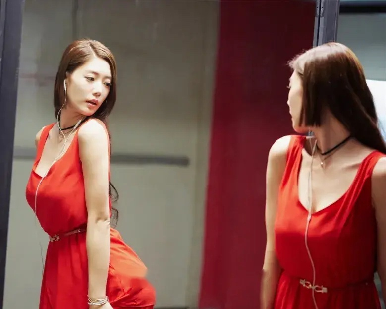 在电影《情圣》中,有这样让人爆笑的一幕: 被平淡的婚姻生活磨平了"