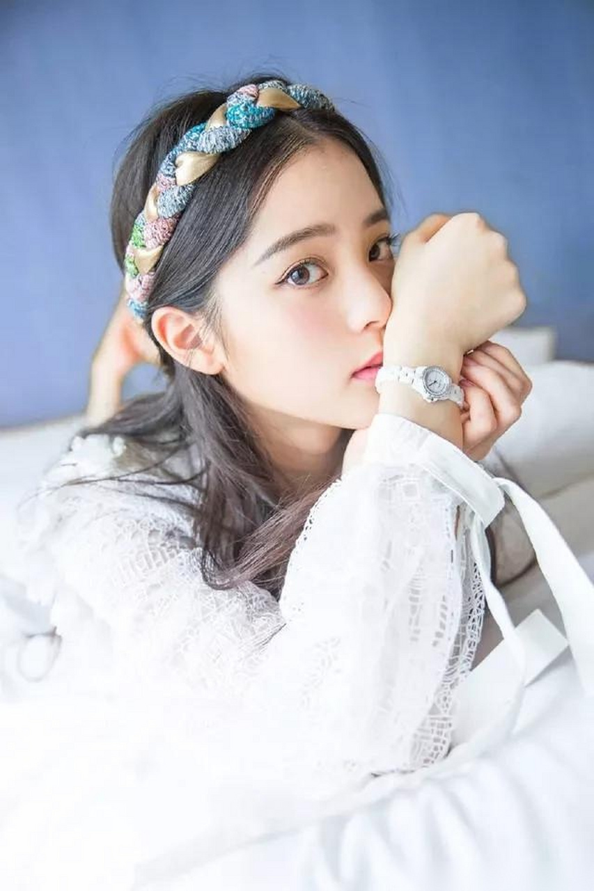 头戴发带的欧阳娜娜可以说是相当可爱的娜比了