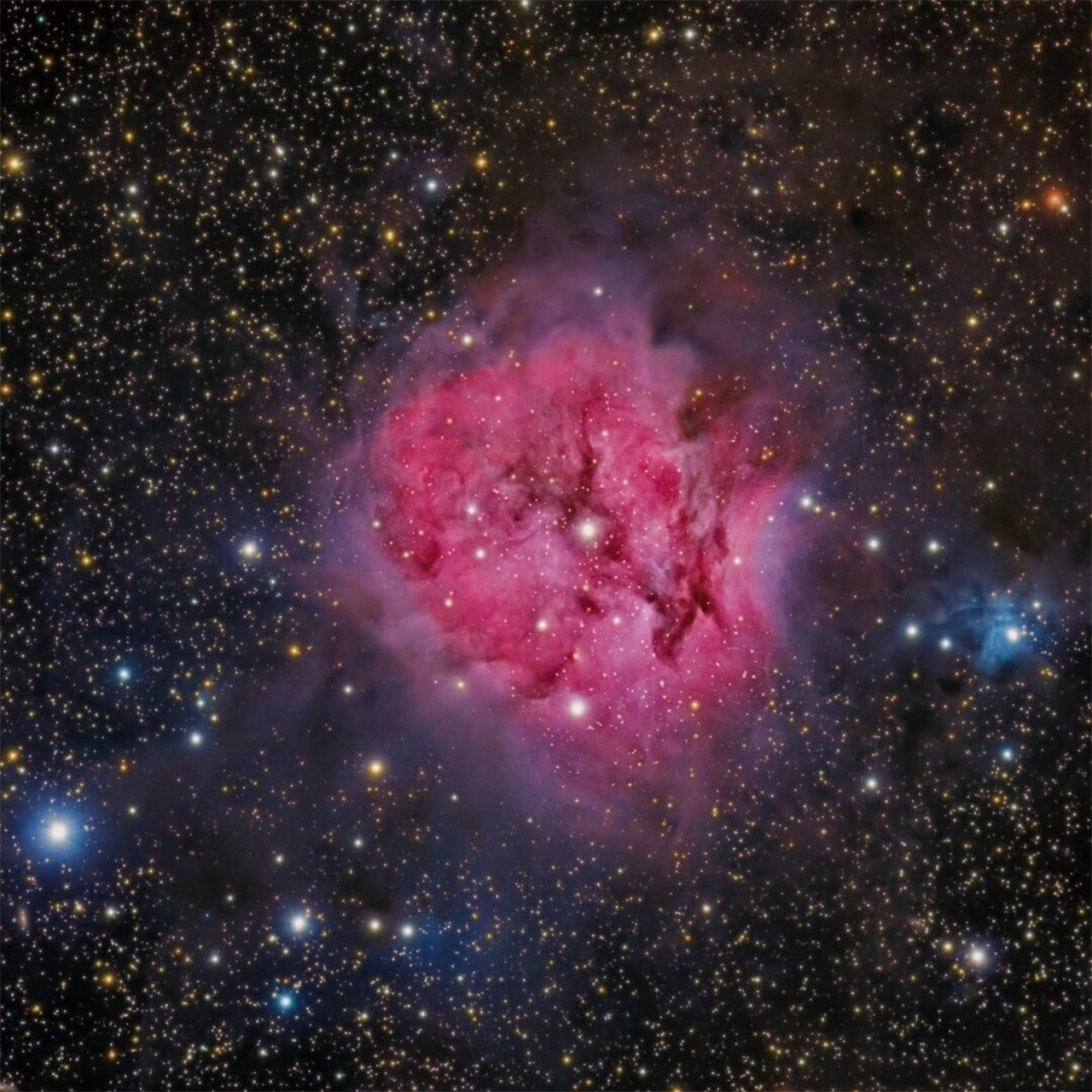 ic 5146 是位于天鹅座的一个反射/发射星云和科德韦尔天体.