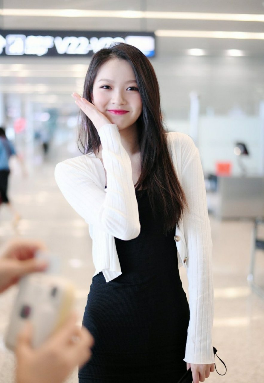 周梓倩发长文给喻言加油,但是提前曝光了喻言的决赛造型,有粉丝说如果