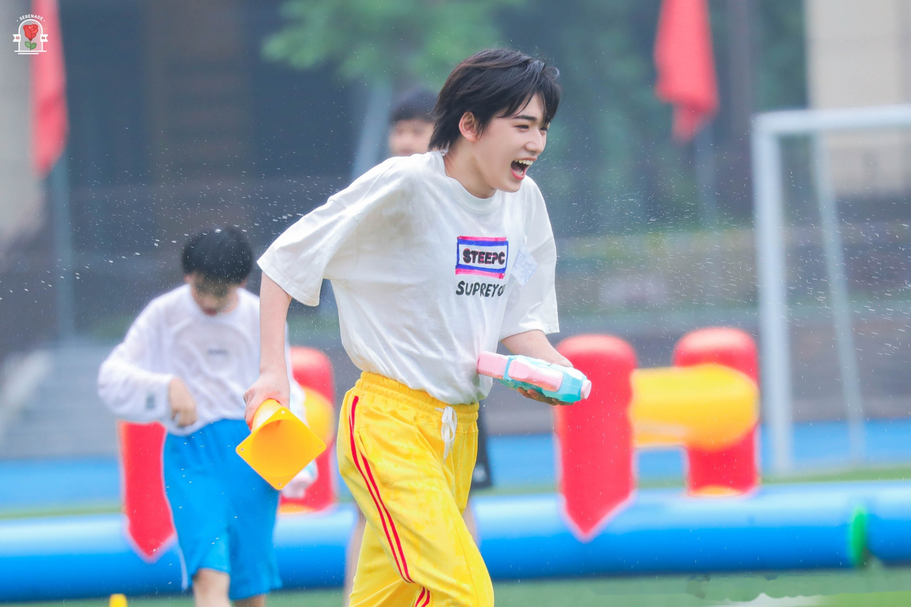 宋亚轩夏日运动会饭拍 宋亚轩真的好适合穿这个黄裤子哦!