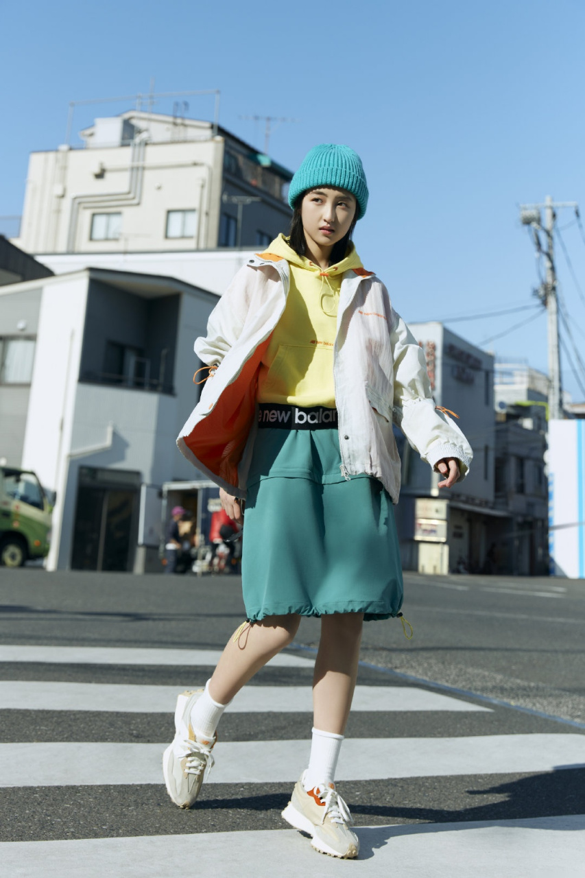 张子枫演绎#new balance 327#新造型,尽显青春活力气息,夏日动感满分.