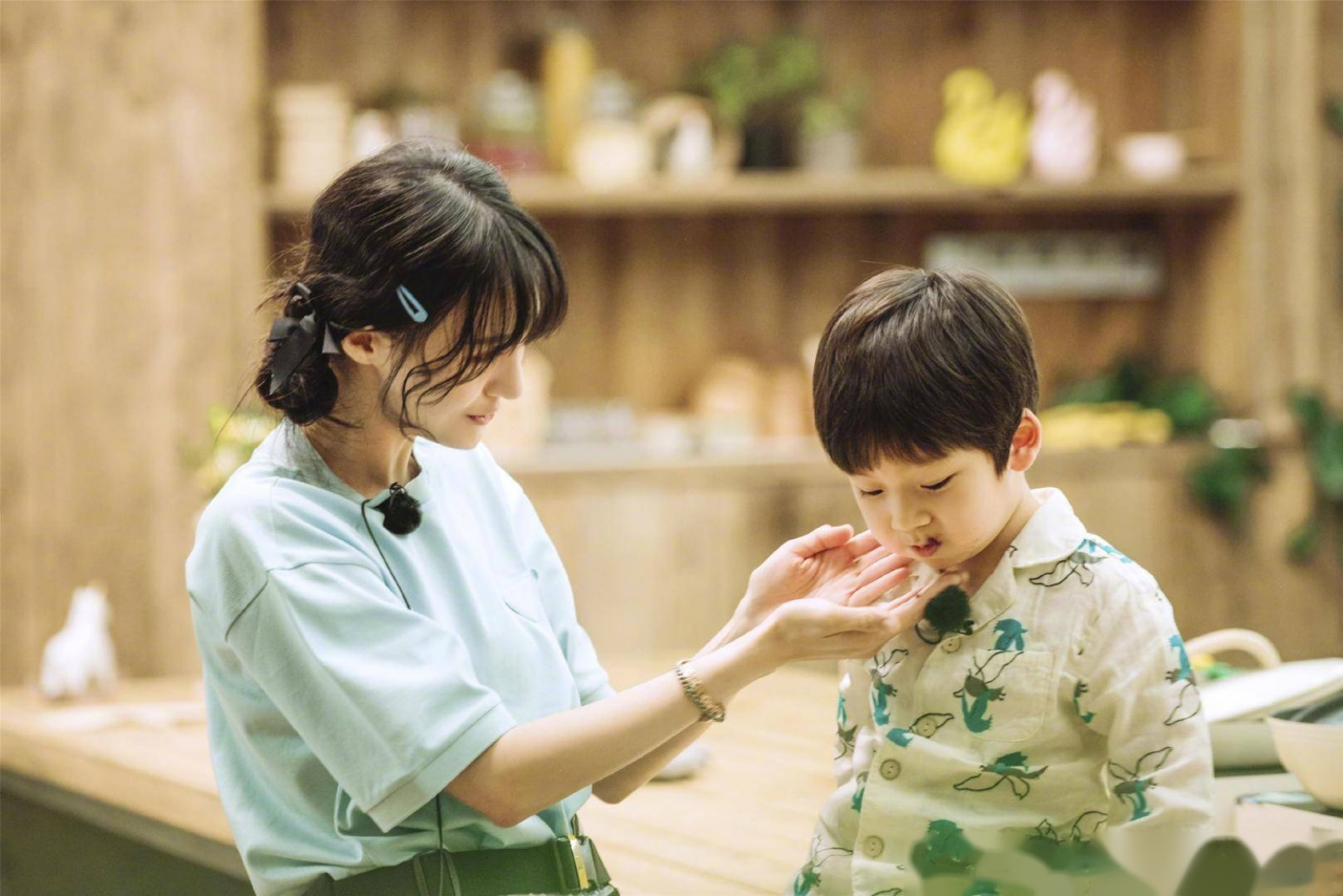 《奇妙小森林》中郑爽的最新造型蝴蝶结双麻花辫,清新俏皮,搭配薄荷色