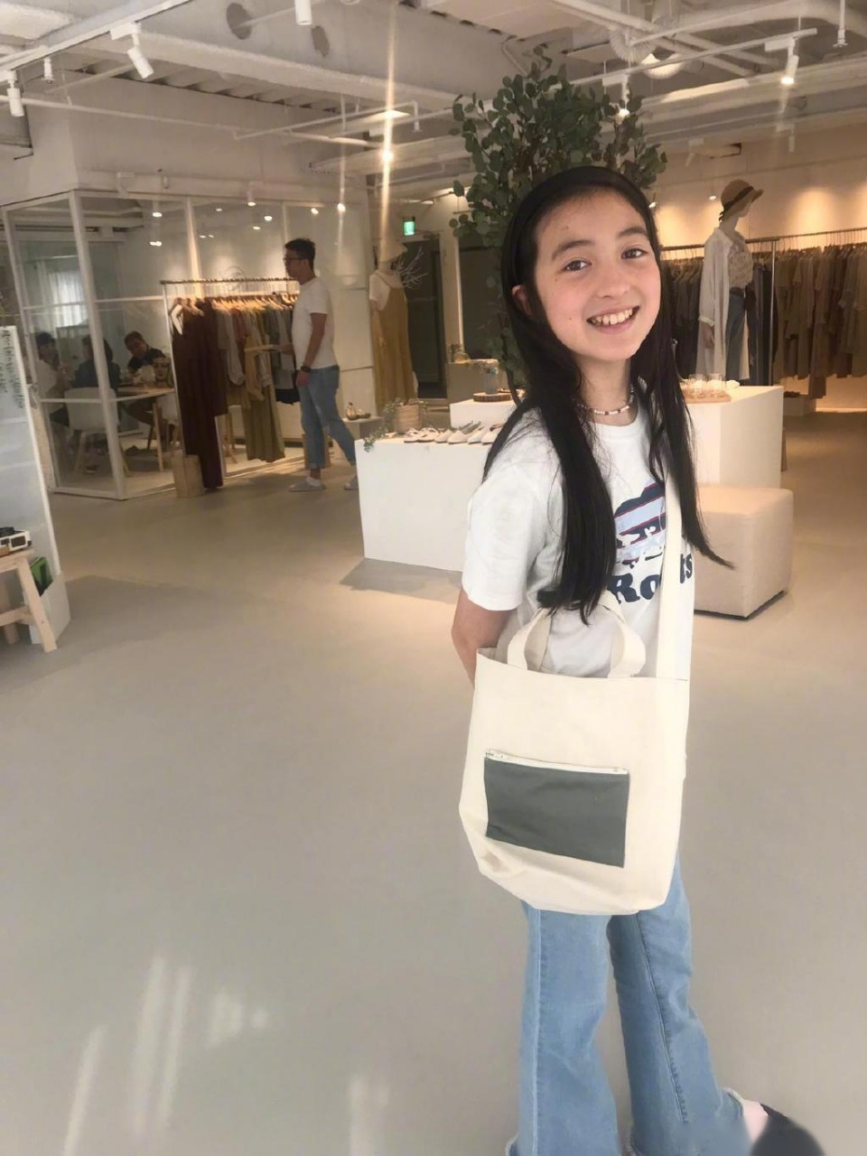 夏克立晒女儿近照,10岁的夏天亭亭玉立,正在学习服装设计!