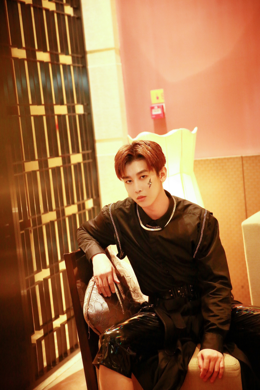 雷鸣闪电,暗夜王子主宰舞台;  先锋突破,硬核玩味潮酷型格! 电力值已