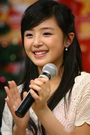 还记得15岁的张含韵参加《快乐女声》,唱着"酸酸甜甜就是我"的样子.