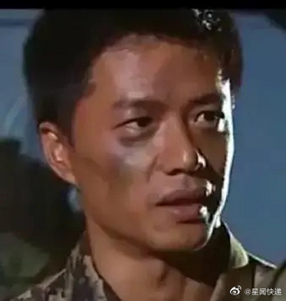 2004年,导演康洪雷看了一部话剧《爱尔纳突击》,看完之后的他,非常