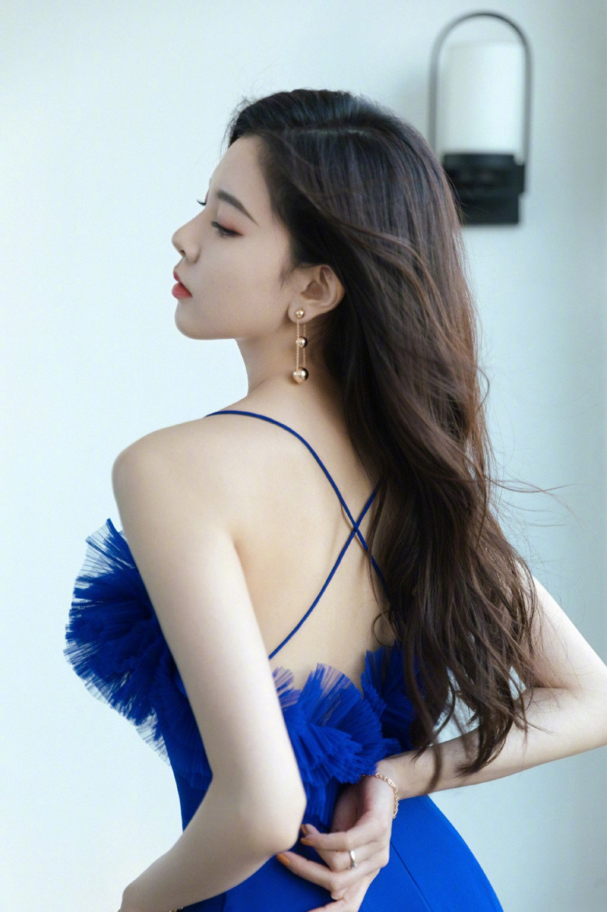 宋妍霏蓝色礼裙的优雅曼妙身姿,黑蕾丝配蝴蝶结绑带装甜美又性感,cc的