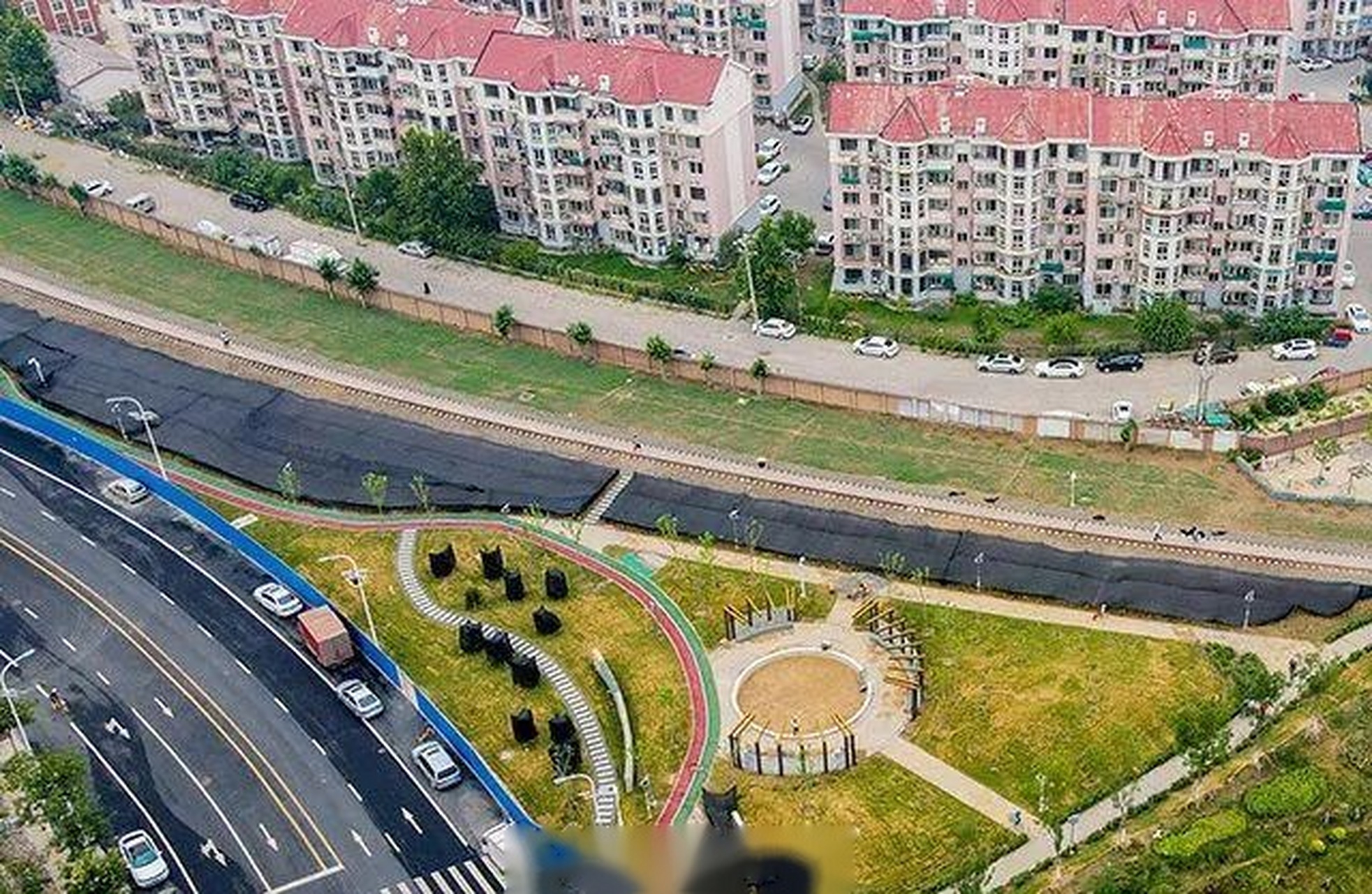 位于西青区梅江西路沿线的李七庄铁道公园建设工程进入收尾阶段