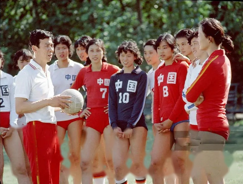 在电影里,陈招娣劝告郎平(巩俐饰),回中国女排执教.