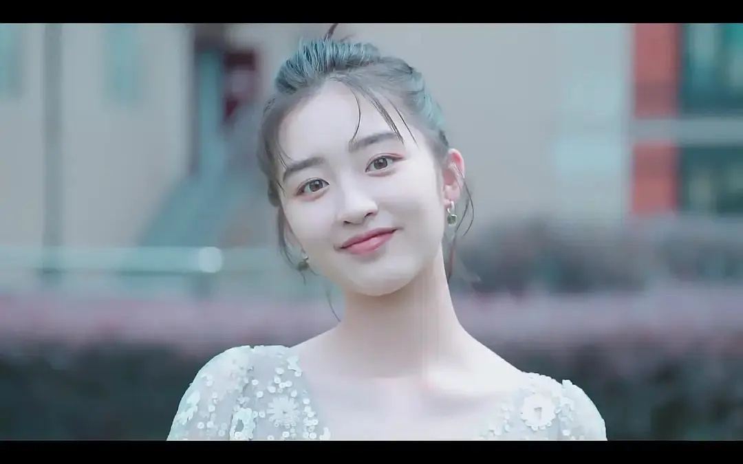 时代峰峻大公主邓恩熙最新视频截图,娴雅端方,这个五官和气质才是古典