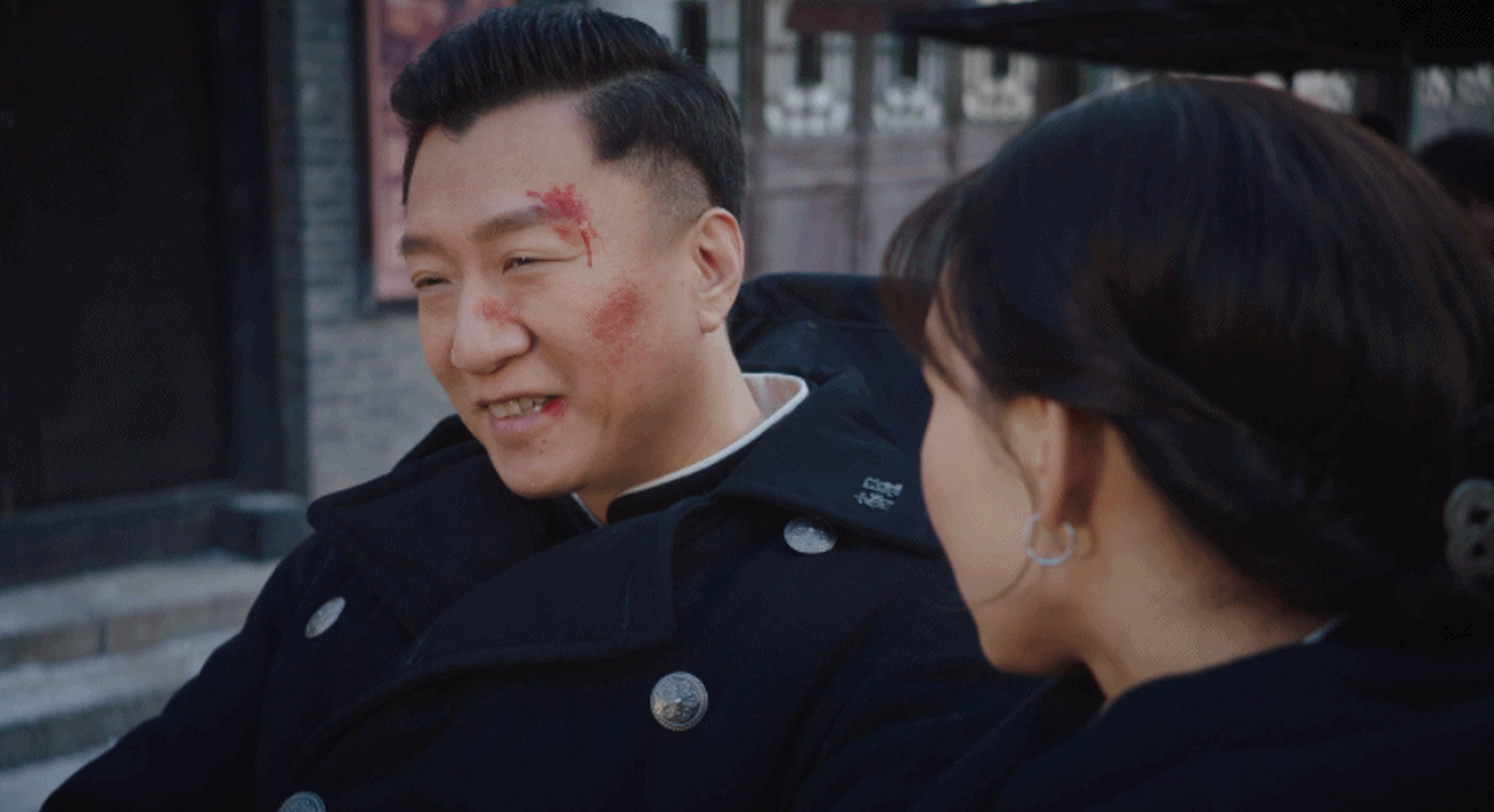 生活中的红雷哥憨憨可爱,戏里的红雷哥狠狠硬汉,真的是反差萌,不得不