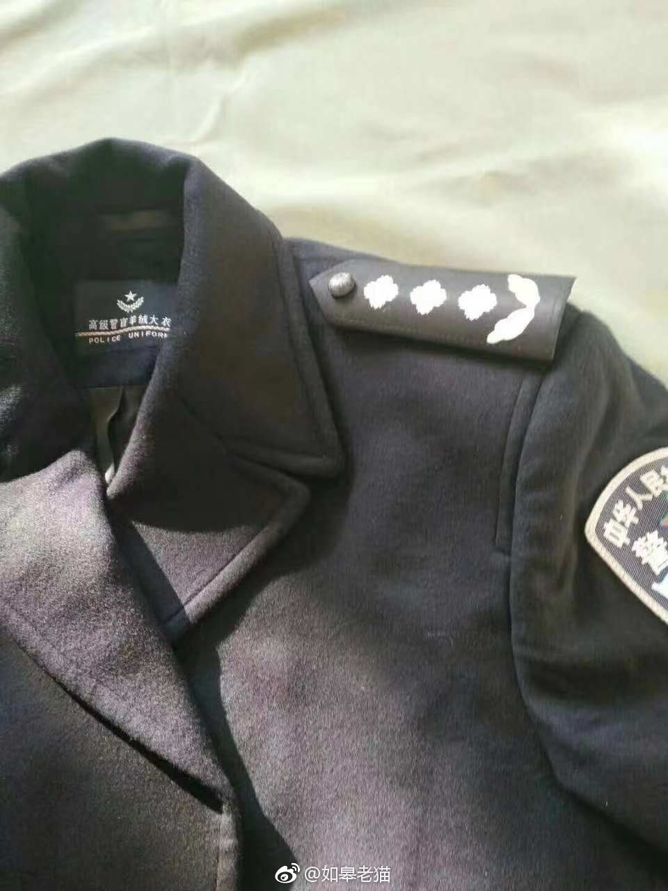 这款高级警官羊绒大衣,轻便舒适保暖,可有效抵御寒冷,尤其适加班熬夜