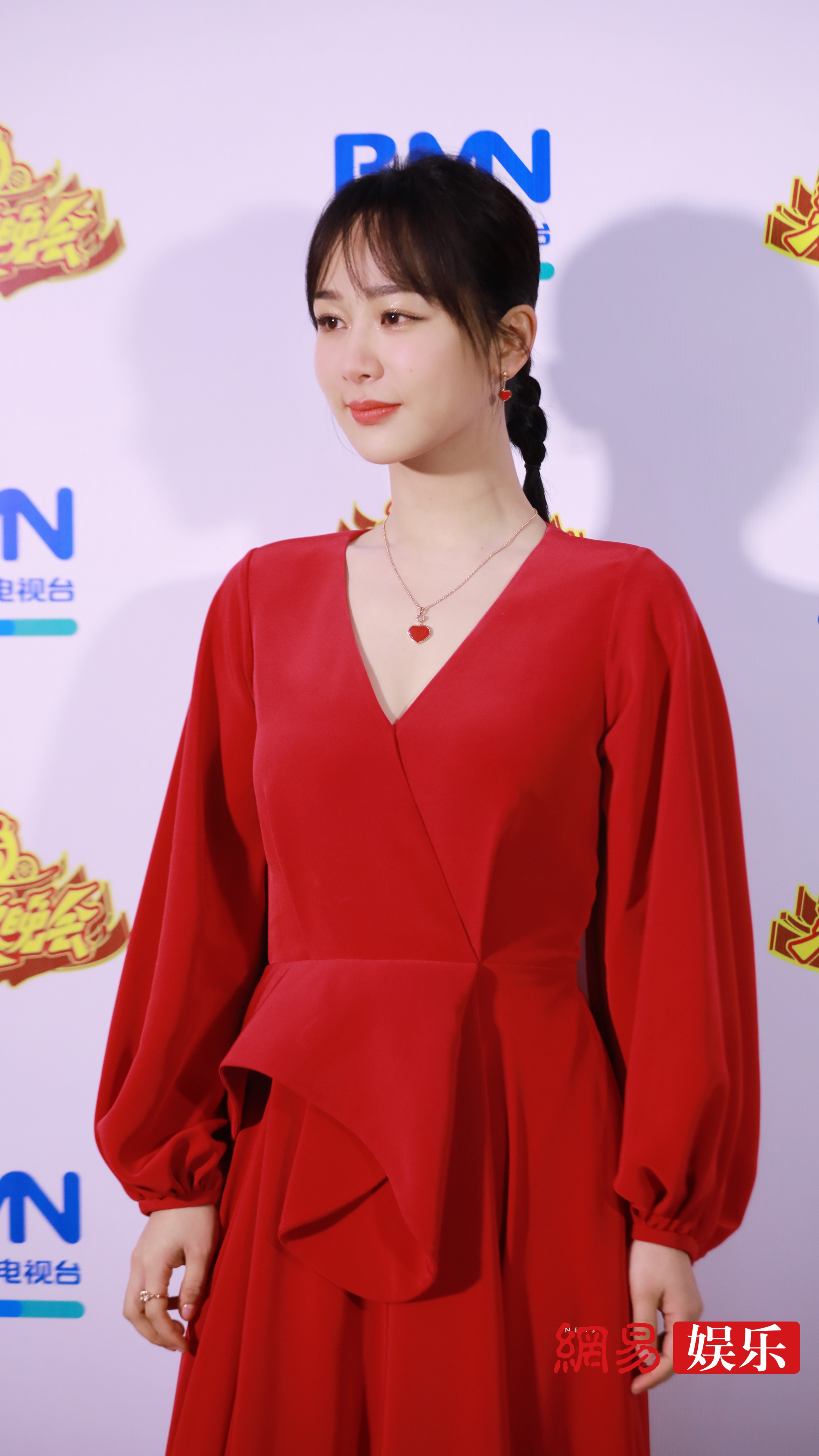 杨紫身穿红色连衣裙现身北京卫视春晚,面色红润,甜美可爱,小猴紫太可