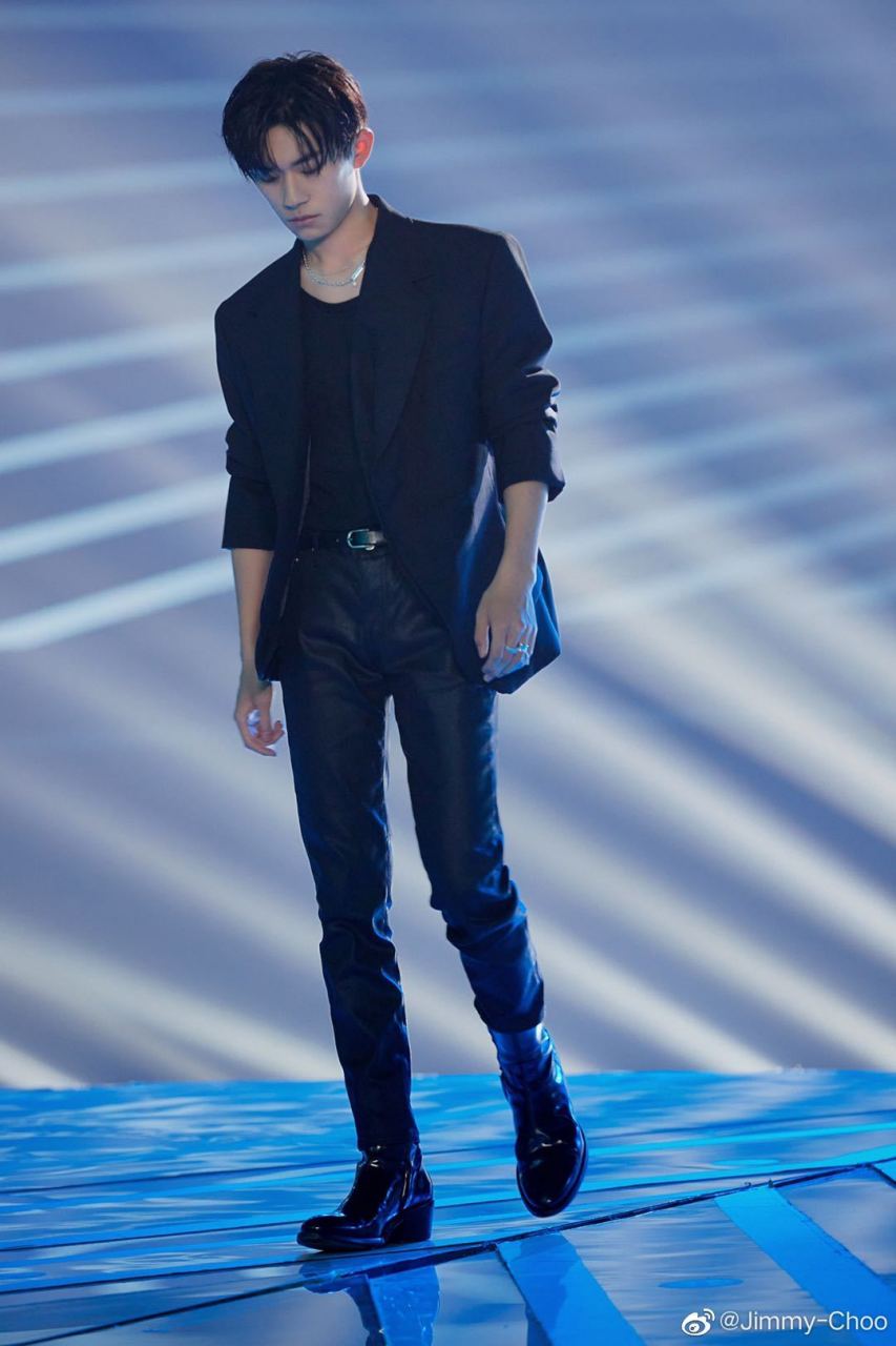 黑夜呲牙咧嘴地吞噬着光亮,电光火石间大雨倾盆而下.