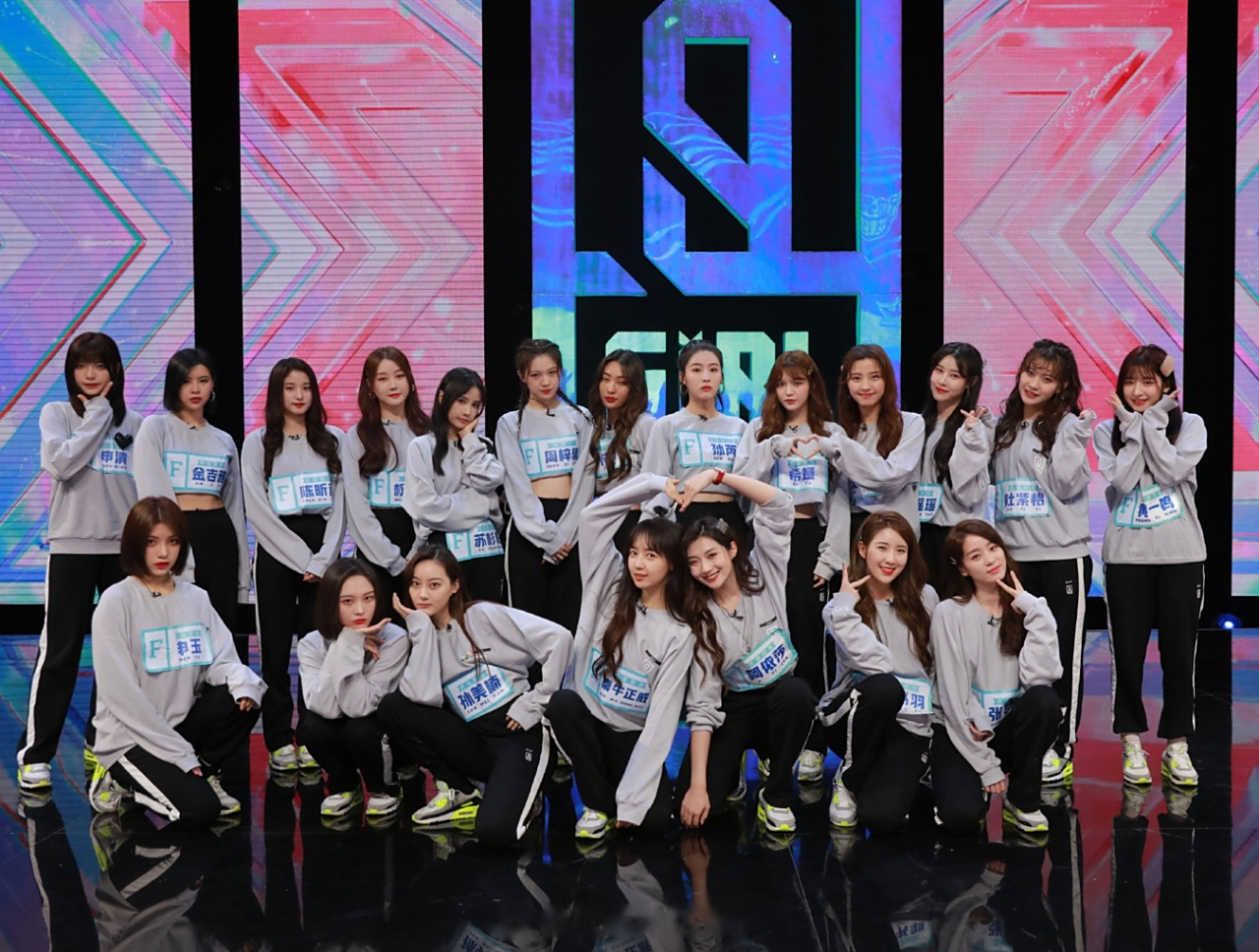 青春有你2选手a-f班班级大合影来了,大家第一眼看到了谁谁更显眼?