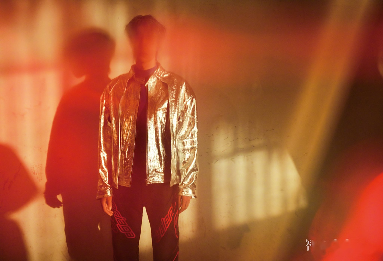 光影斑驳,氤氲昏黄,废土之上,神秘少年.