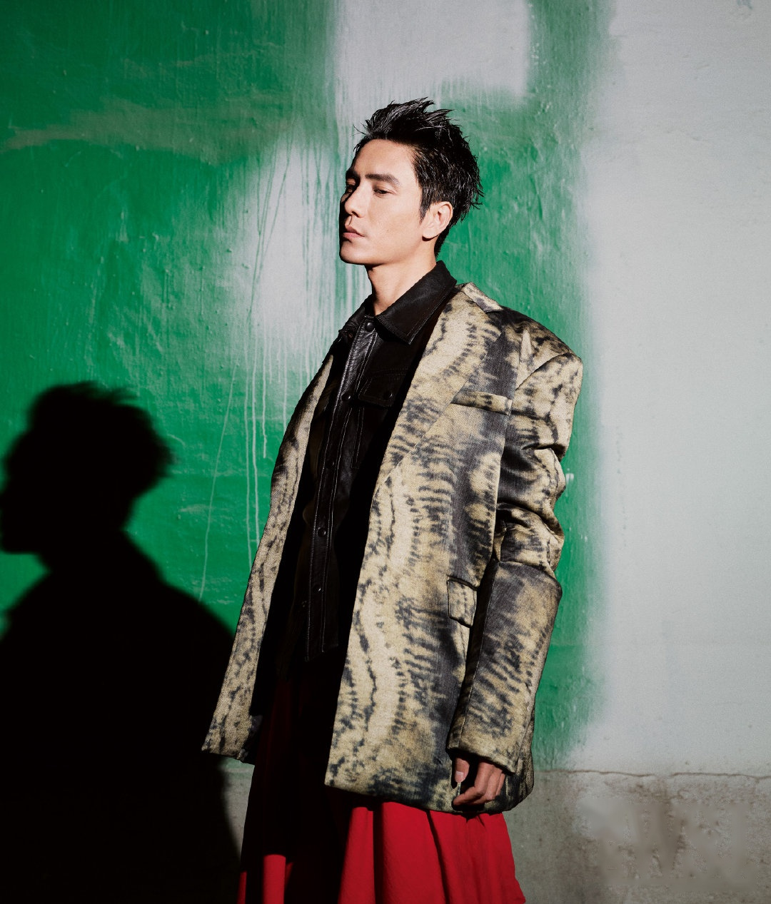 【陈坤刺头撞色大片】陈坤最新杂志大片释出,超刺头造型潮味十足,大胆