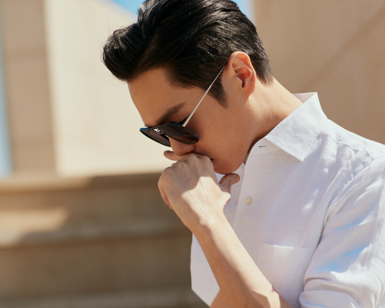 阳光 少年 白衬衫  初春 墨镜 大长腿 白衬衫张若昀真的是取向狙击