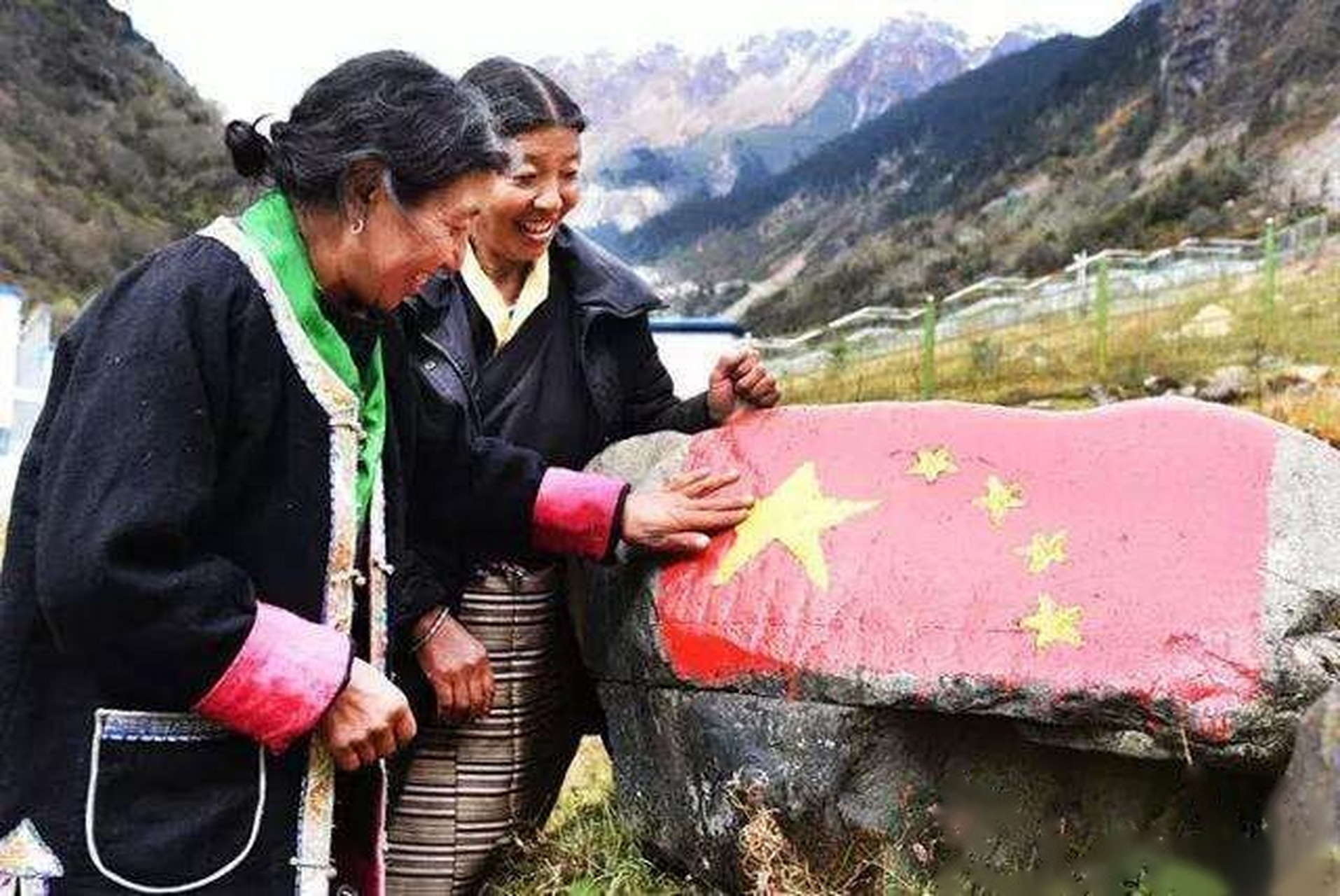 玉麦乡小学开学啦  11月20日上午,在嘹亮的国歌声中,鲜艳的五星红旗