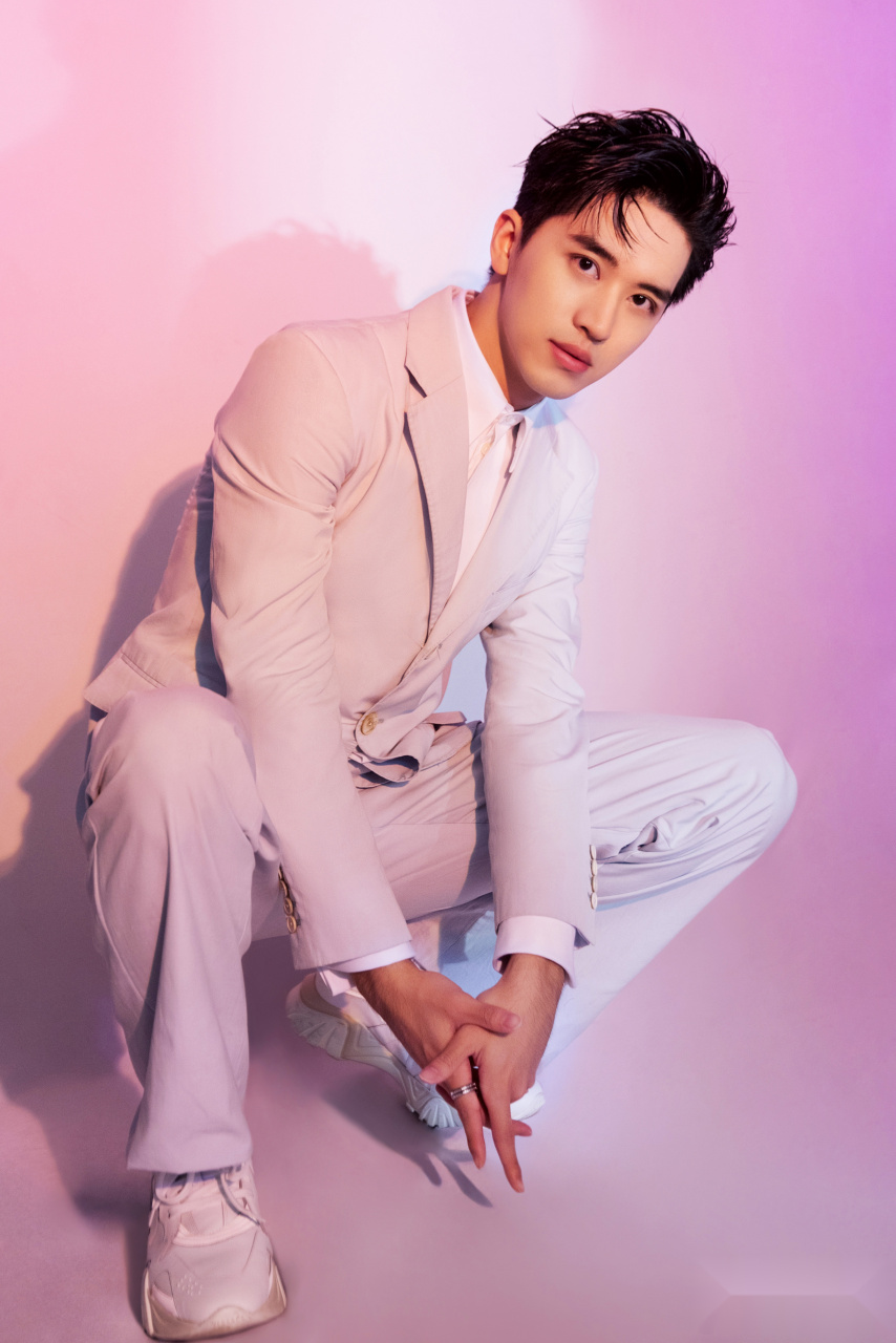 今晚#歌手当打之年#巅峰直播总决赛,西装洲@许魏洲 已整装待发!