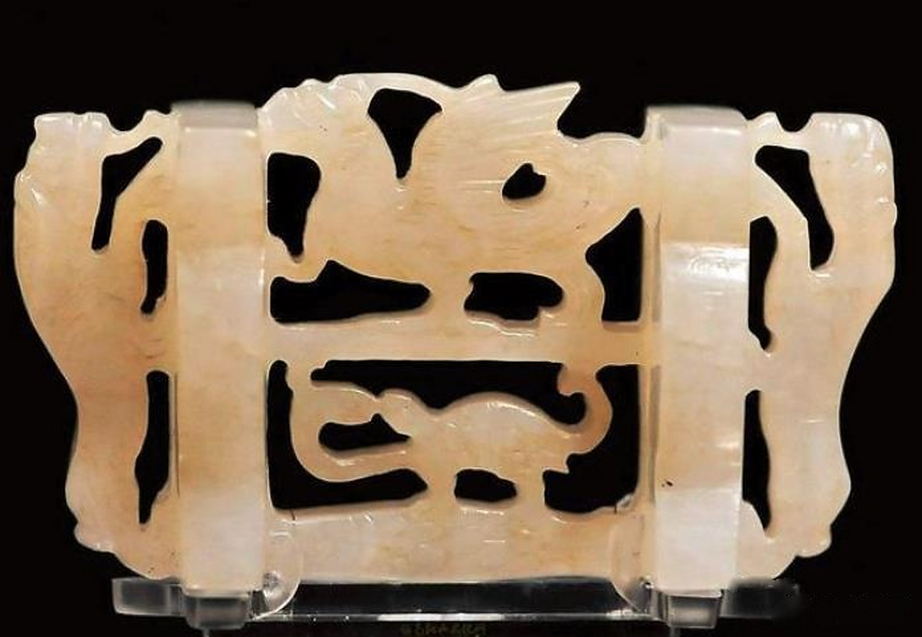 上海博物馆收藏的汉代玉胜,中间下方为玄武,也源自远古龟鳖,是中国