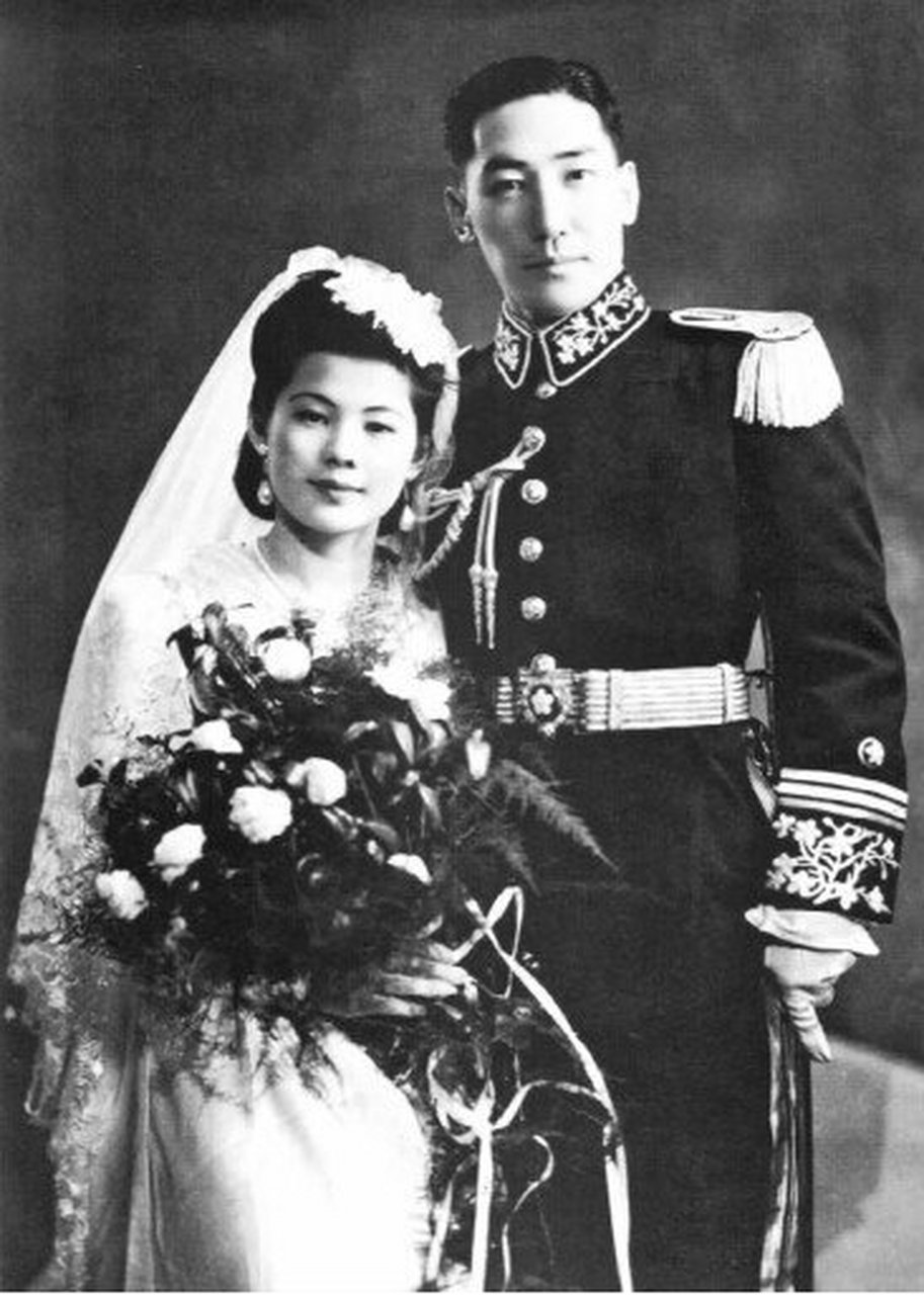 1944年12月25日,蒋纬国与石静宜在西安结婚,婚礼由"西北王"胡宗南主持