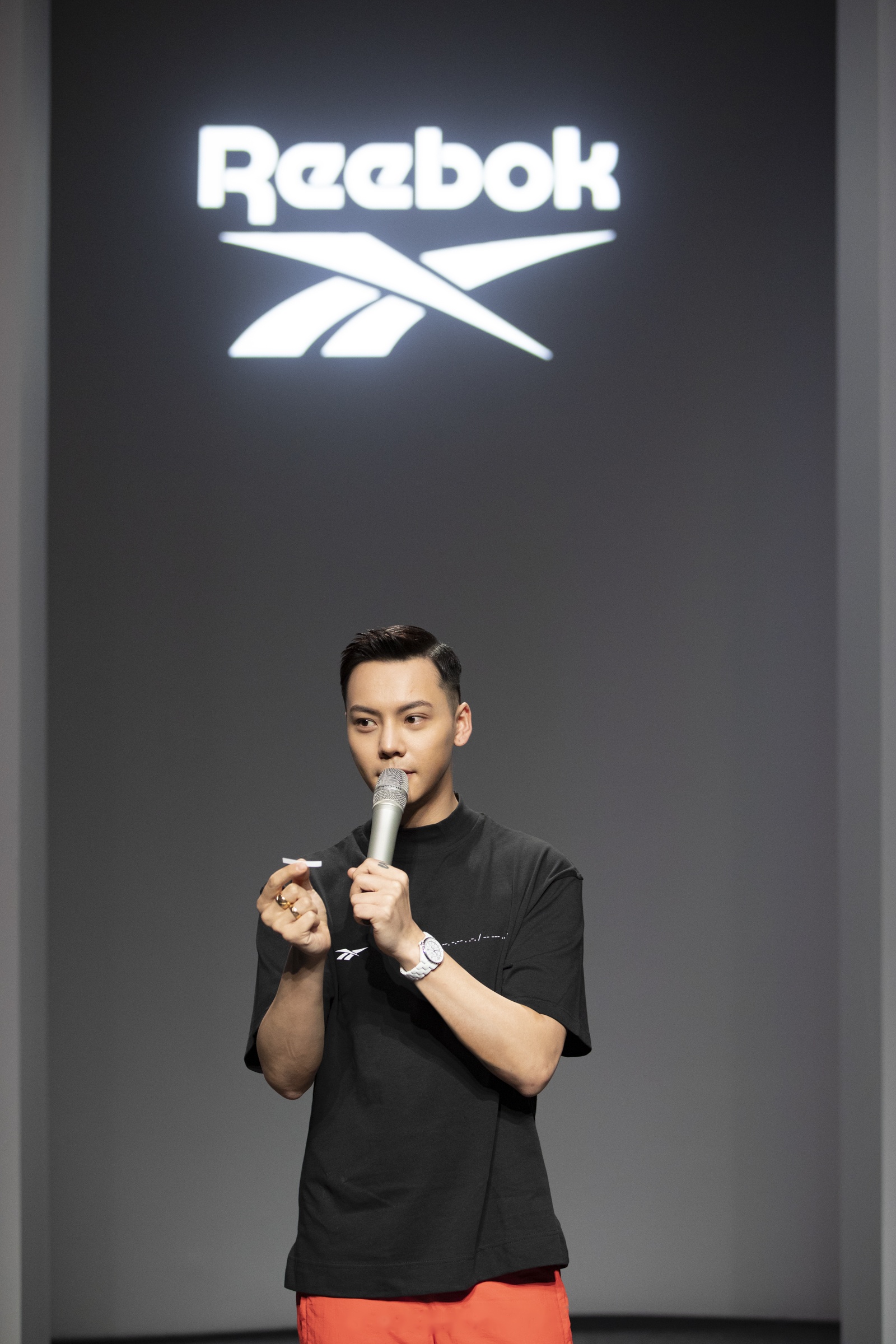 锐步reebok 亚太区品牌代言人陈伟霆受邀出席上海时装周锐步秀,以黑色