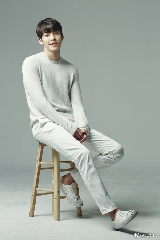 金宇彬0716生日快乐,模特出身的你拥有一双大长腿和超棒的身材,更有