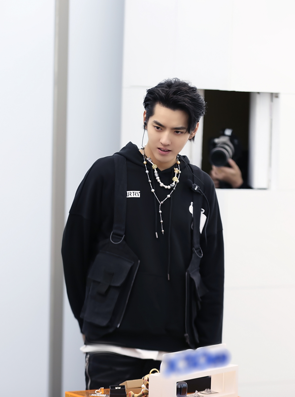 主理人吴亦凡立下新的营业额目标,将用于艺术基金慈善事业,吴亦凡准备