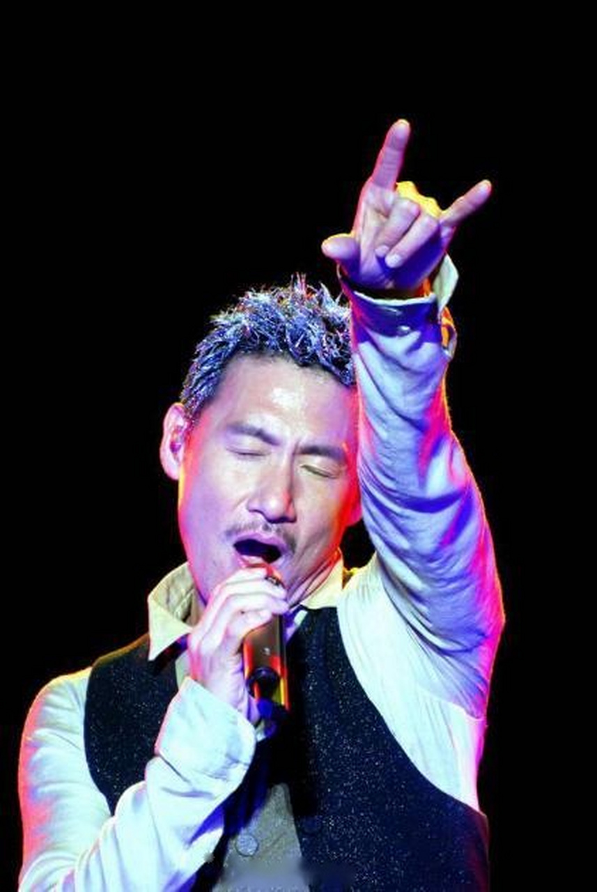 张一山又出新手势,兰花指,秋水誓,山氏比心层出不穷,论手势,就服