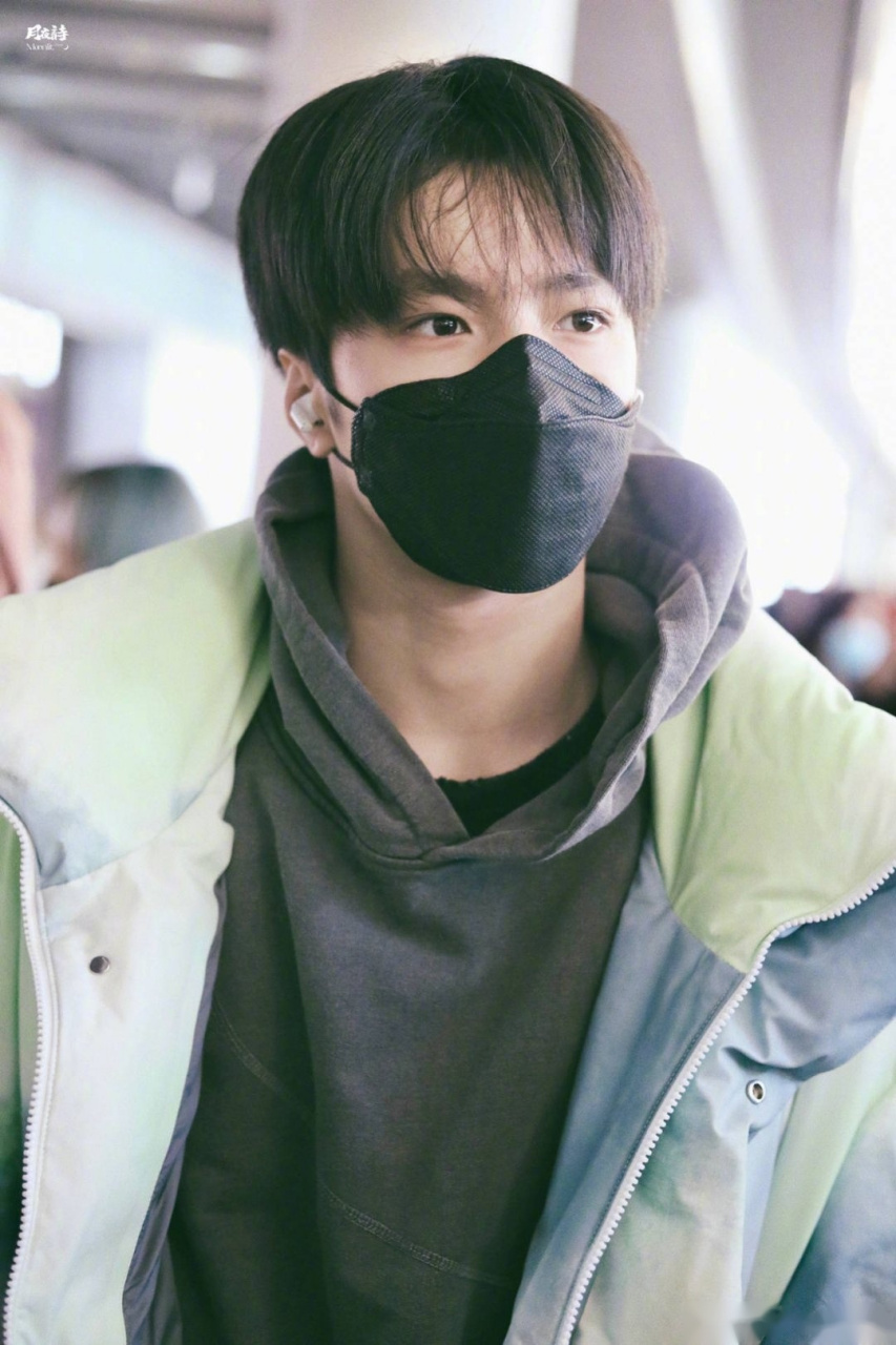 刘耀文今日机场饭拍 顺毛好乖,行走的衣架又上线了好帅好帅@刘耀文