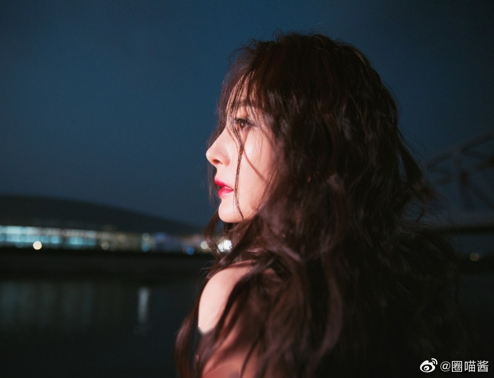 杨幂港风江景大片 今天也是持美貌营业的幂幂子 姐姐一定是吃漂亮长大