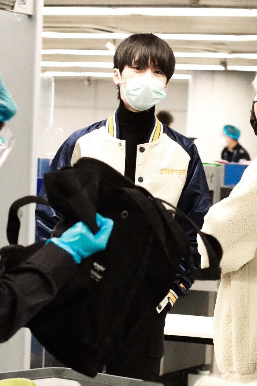 严浩翔北京[飞机]出发饭拍 今天也是又高又帅的一天,私服好会穿 起落