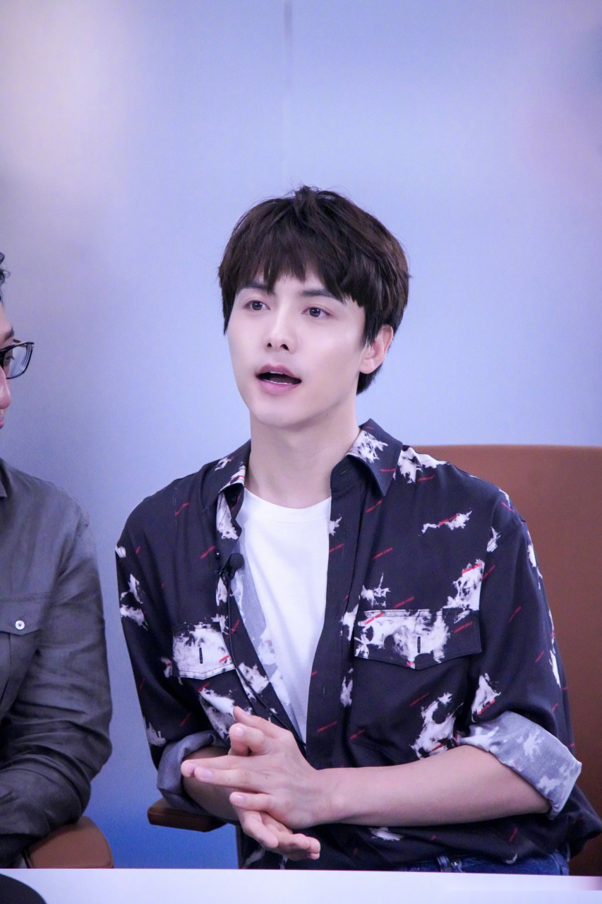 马天宇 如果玩得开心就常来直播间,下次再抱,我可不是这个斤数啊[大笑