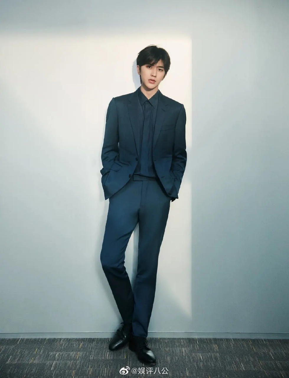 蔡徐坤没有九头身也有八头身了吧!