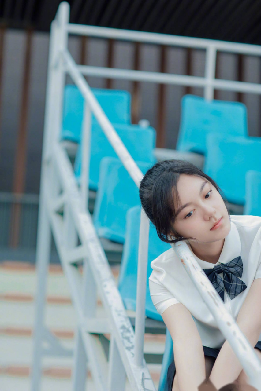 赵今麦angel 最新校园风写真公开~白色衬衫与蓝色百褶裙搭配,青涩中