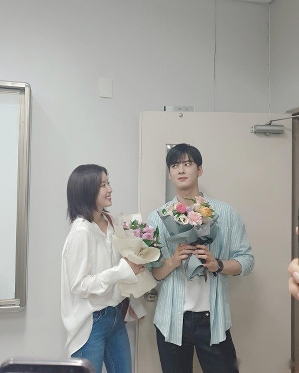 林秀香在其自身instagram上传和车银优的合照,并配文:在出奇炎热的