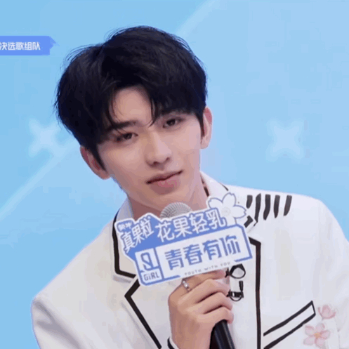 蔡徐坤,谢可寅的葵虎cp热度不断攀升,cp粉发现原来蔡徐坤的抿唇一笑不