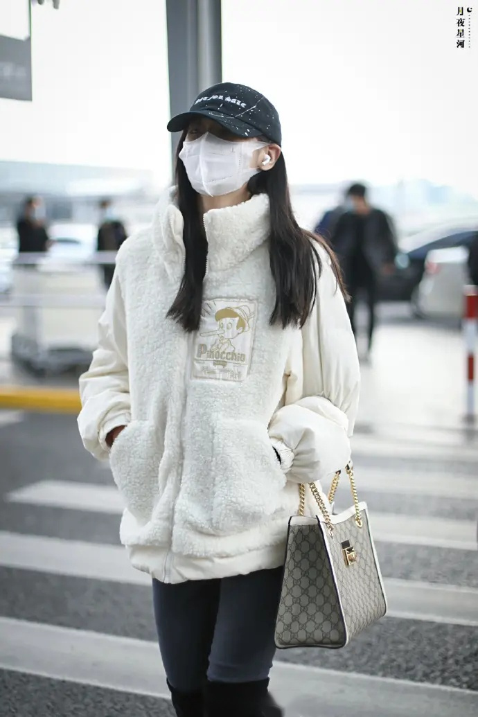 明星时尚# 赵粤私服穿搭现身机场,赵粤穿了一款匹诺曹印花的毛绒外套