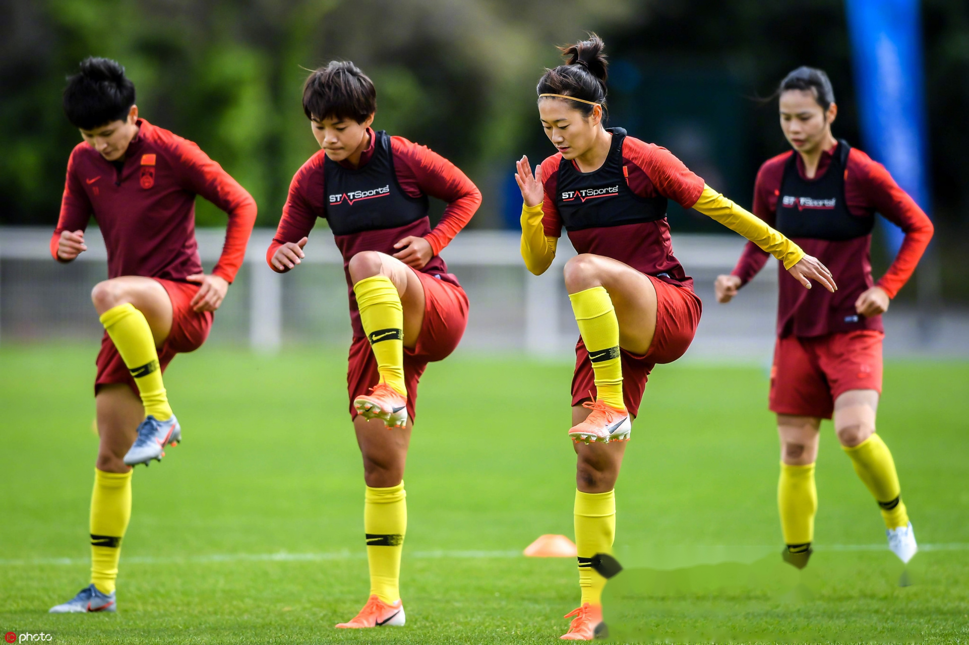 中国女足在巴黎的首堂训练结束后,队员古雅沙,韩鹏接受了媒体采访