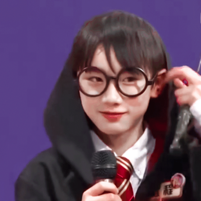 丁程鑫# 不知不觉中哈利波特长大啦@丁程鑫_时代少年团 戴着金丝眼镜