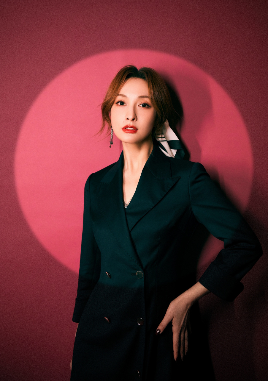 吴昕 昨日的梦享官@吴昕 送上～黑色西装连衣裙搭配丝质发带,美丽肌