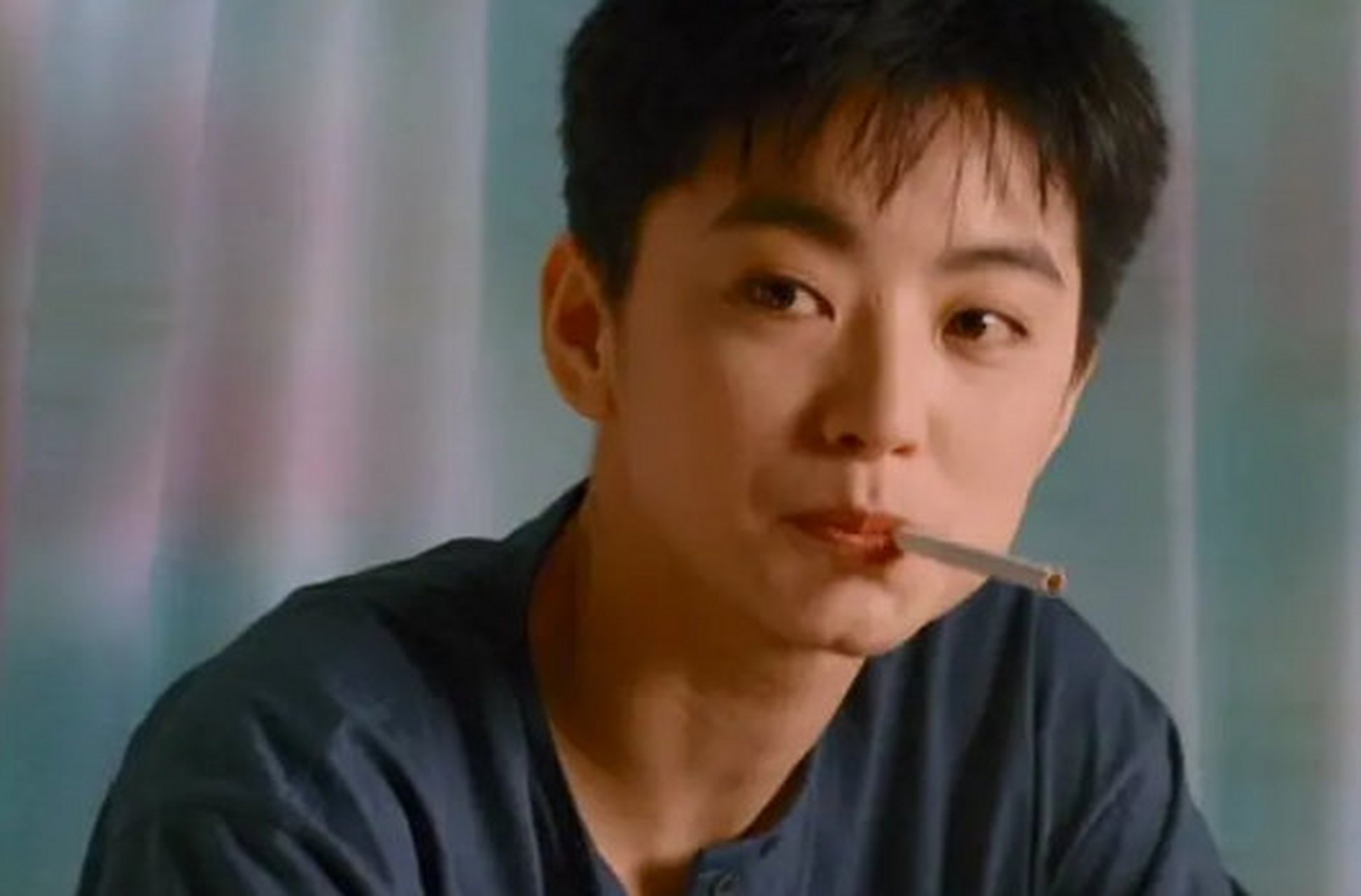 1988年电影《今夜星光灿烂》,林青霞短发造型透露着帅气,全方位无死角