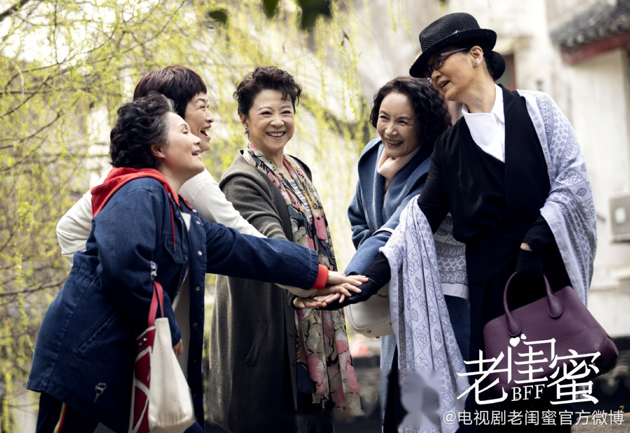 由王馥荔,潘虹,宋晓英,许娣,吴冕等主演的女性群像剧《电视剧老闺蜜