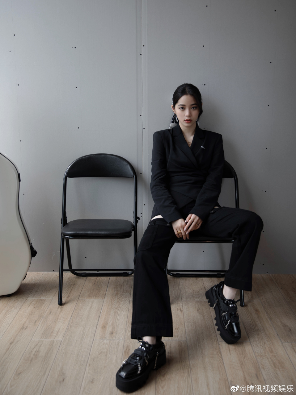 欧阳娜娜明日之子@欧阳娜娜全黑实习老师装 @欧阳娜娜 身穿黑色搜腰